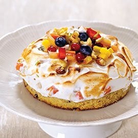 Torta di nocciole e cioccolato con meringa flambata alla frutta fresca Torta di nocciole e cioccolato con meringa flambata alla frutta fresca